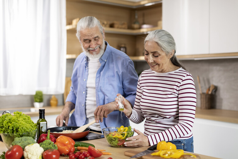 Una coppia di anziani cucina assieme. dieta benessere salute Attestazione: Prostock-Studio - iStock - RIPRODUZIONE RISERVATA