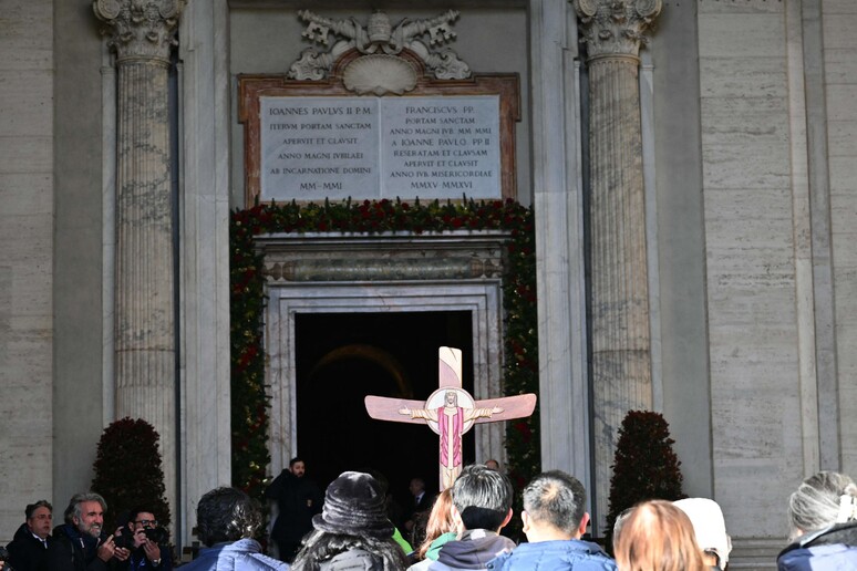 Giubileo, gruppi di pellegrini attraversano la Porta Santa a San Pietro © ANSA/AFP