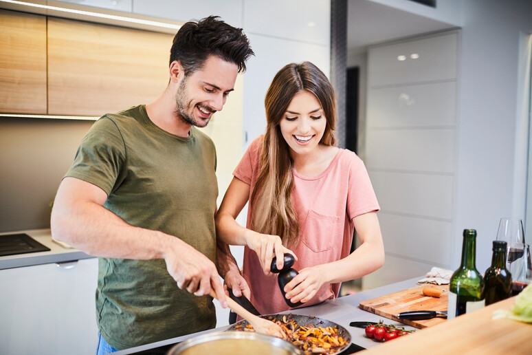 Una coppia cucina insieme foto iStock. -     RIPRODUZIONE RISERVATA