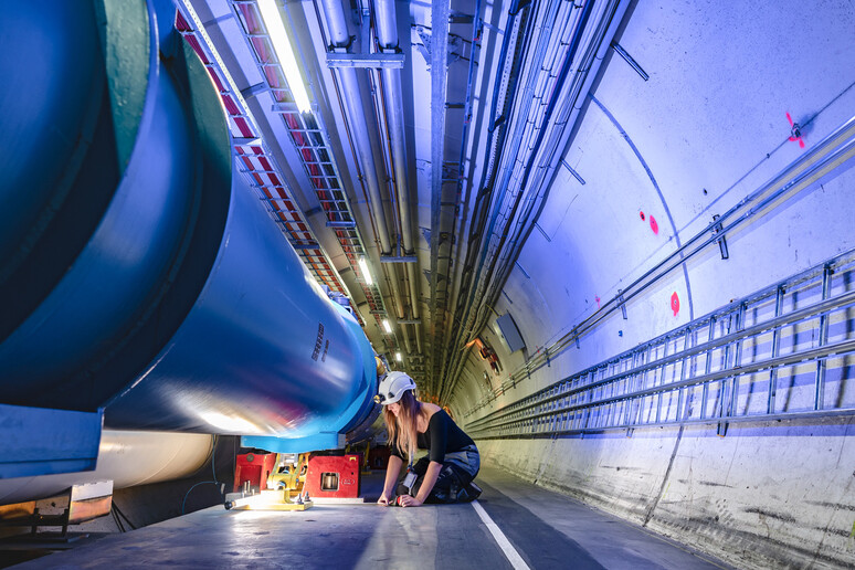 Cristina Bahamonde, ricercatrice del Cern, al lavoro sul Large Hadron Collider (fonte: ©Noemi Caraban/CERN) -     RIPRODUZIONE RISERVATA