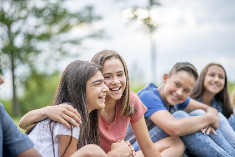 Un gruppo di adolescenti foto iStock. - RIPRODUZIONE RISERVATA