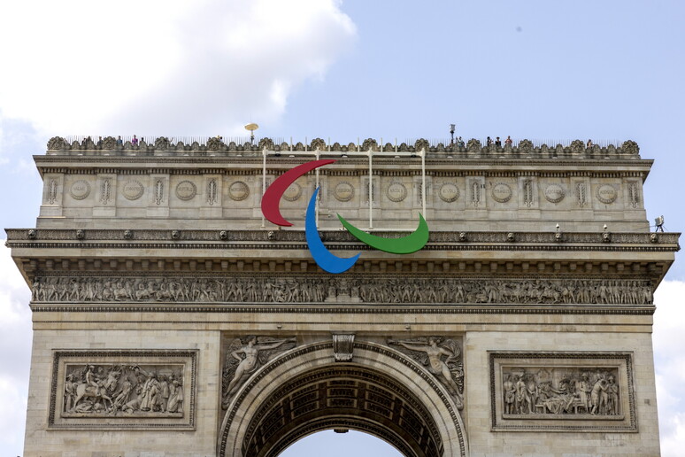 Parigi 2024, il logo delle paralimpiadi sull 'Arc de Triomphe - RIPRODUZIONE RISERVATA