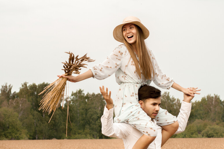 Una coppia in un campo di grano foto iStock. - RIPRODUZIONE RISERVATA