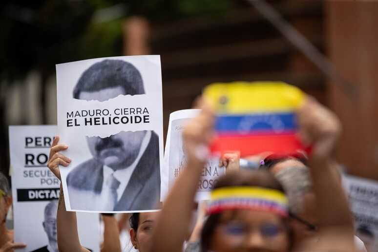 Una protesta del familiari di prigionieri politici a Caracas © ANSA/EPA