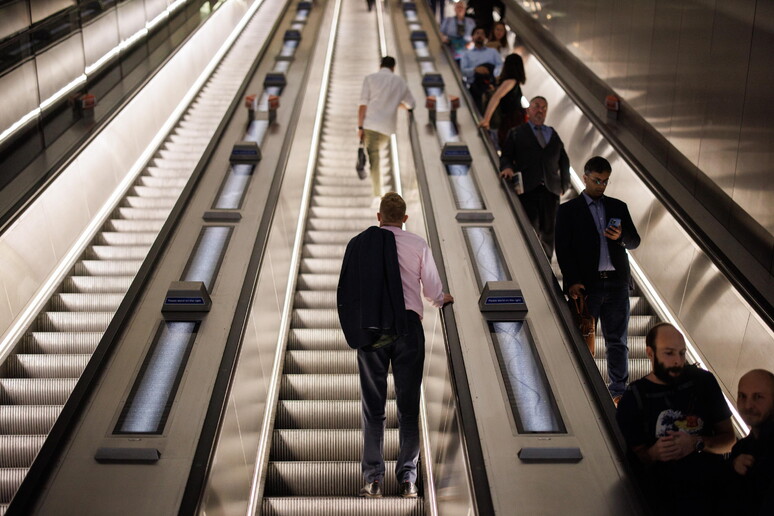 Gente in metro si reca a lavoro © ANSA/EPA