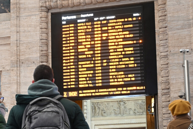 Sciopero di Trenord, numerose cancellazioni nelle stazioni di Milano - RIPRODUZIONE RISERVATA