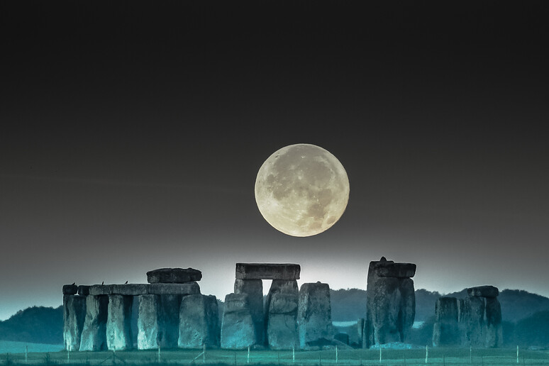 La Luna piena su Stonehenge (fonte: jeffwelch25 d Flickr CC BY 2.0) - RIPRODUZIONE RISERVATA