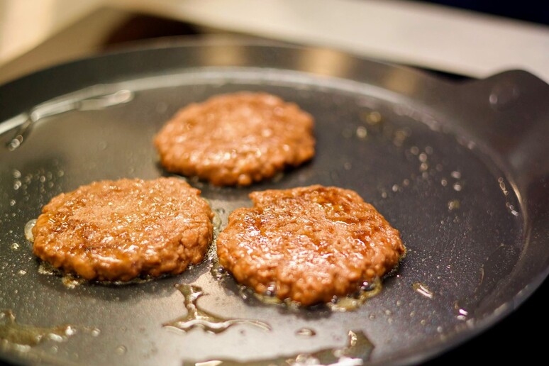 Mosa Burgers con grasso coltivato in un recente evento di degustazione pre-approvazione Credits: Mosa Meat - RIPRODUZIONE RISERVATA