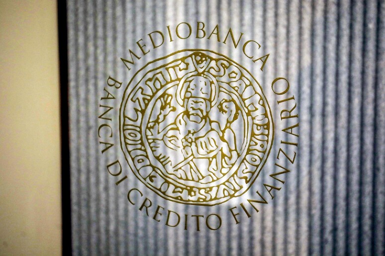 Il logo all’interno del palazzo che ospita la sede di Mediobanca Premier in piazzetta Enrico Cuccia - RIPRODUZIONE RISERVATA