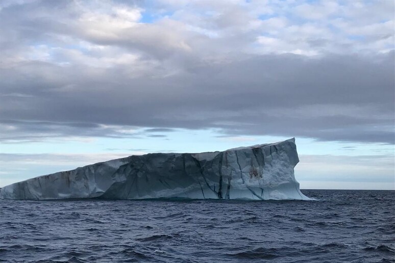 Un iceberg nell 'oceano Artico (fonte: OGS) - RIPRODUZIONE RISERVATA