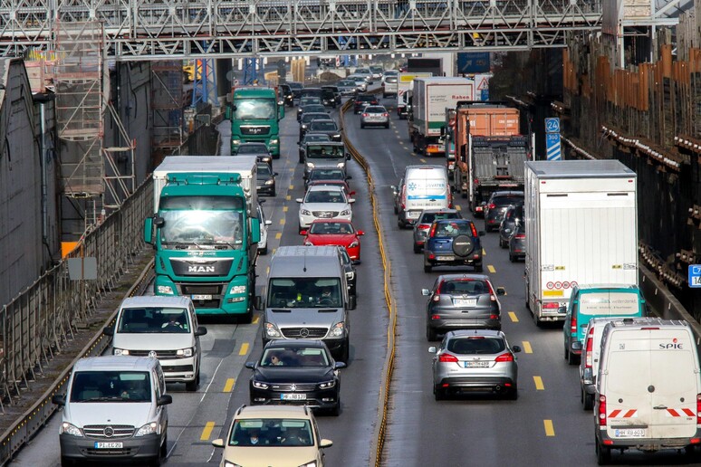 Arriva il sì dall 'Eurocamera alla flessibilità sulle multe per le auto inquinanti. Media su 3 anni - RIPRODUZIONE RISERVATA