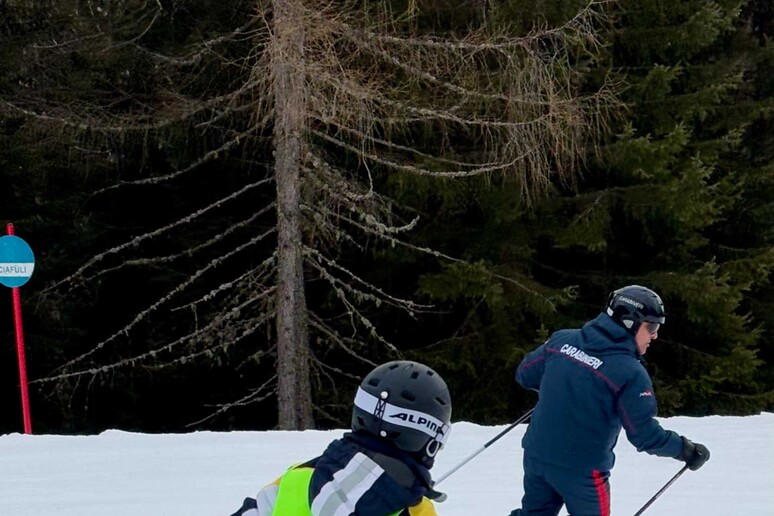 Carabiniere accompagna sulle piste da sci un bimbo ipovedente - RIPRODUZIONE RISERVATA