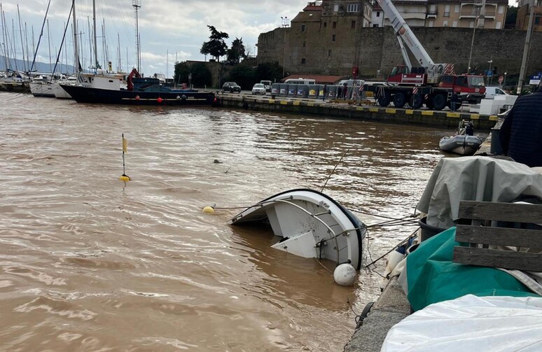 Bomba d 'acqua, rovesciate barche nel porto di Talamone - RIPRODUZIONE RISERVATA