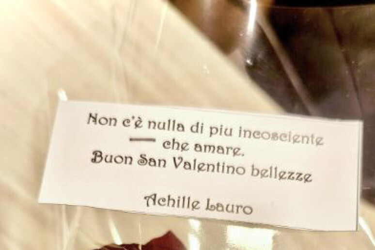 In sala stampa a Sanremo le rose rosse di Achille Lauro - RIPRODUZIONE RISERVATA