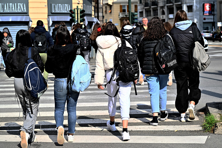 Studenti all 'uscita da scuola (generica) - RIPRODUZIONE RISERVATA