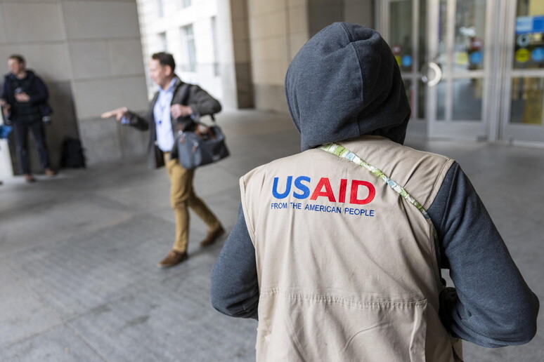 USAID workers retrieve personal belongings from their former offices © ANSA/EPA