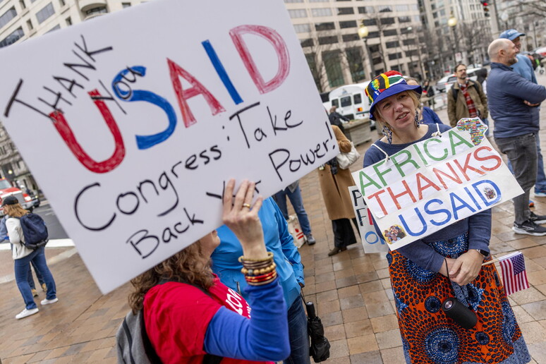 Una protesta dei lavoratori contro i tagli all 'Usaid © ANSA/EPA