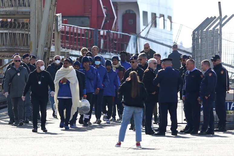 Migranti trasferiti dall 'Albania © ANSA/EPA