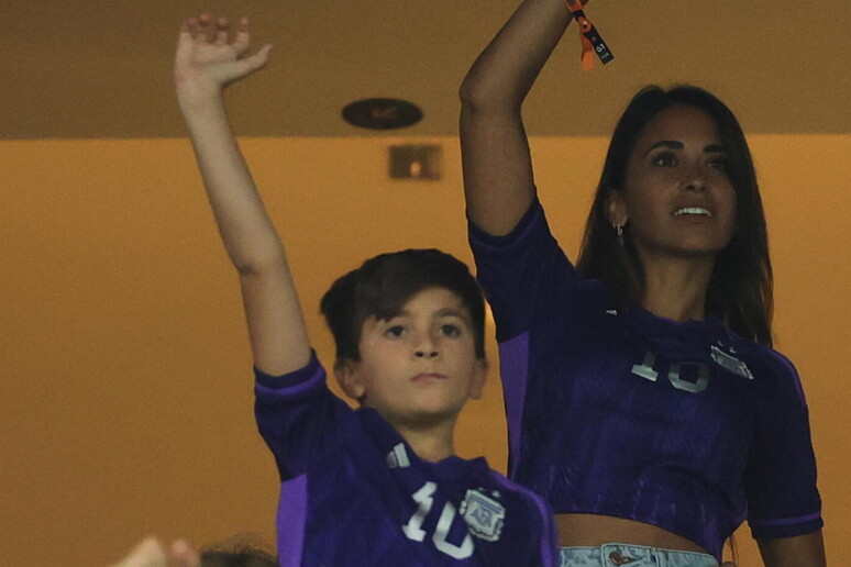 Thiago Messi con la madre Antonela Roccuzzo - RIPRODUZIONE RISERVATA