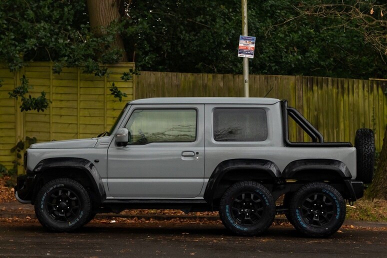 Una versione di Suzuki Jimny a sei ruote va all 'asta in UK - RIPRODUZIONE RISERVATA