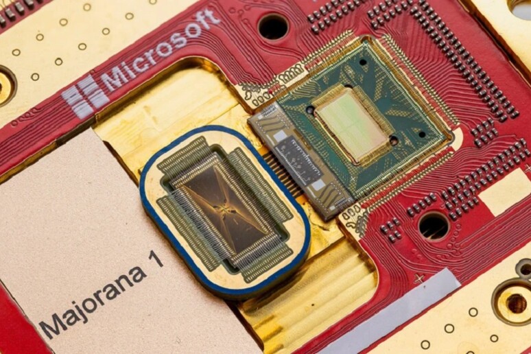 Il chip quantistico Majorana-1 di Microsoft (fonte: John Brecher per Microsoft) - RIPRODUZIONE RISERVATA