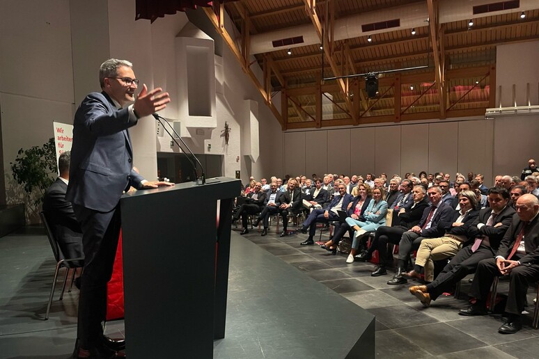 - RIPRODUZIONE RISERVATA