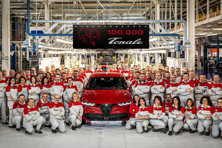 Alfa Romeo, prodotta a Pomigliano la Tonale numero 100.000 © ANSA/Alfa Romeo