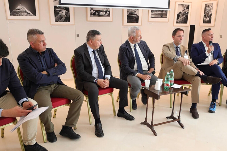 - RIPRODUZIONE RISERVATA