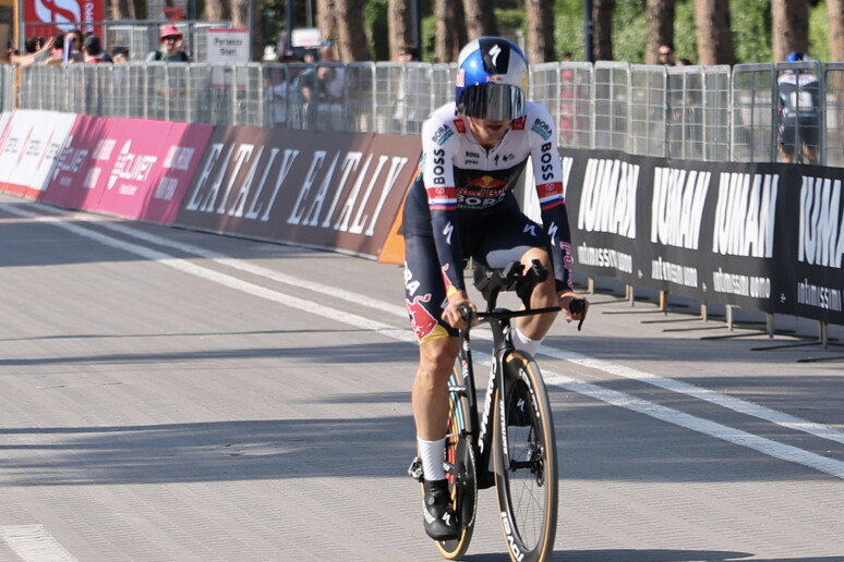 Giro: Tarling vince la prima crono, Roglic in maglia rosa - RIPRODUZIONE RISERVATA
