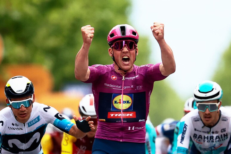 Giro: Pedersen fa il bis allo sprint e torna in rosa © ANSA/AFP