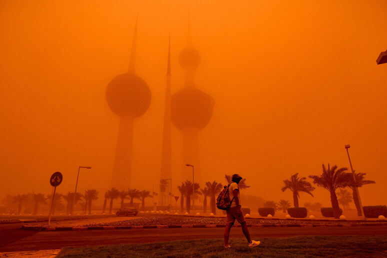 Tempesta di sabbia a Kuwait City - RIPRODUZIONE RISERVATA