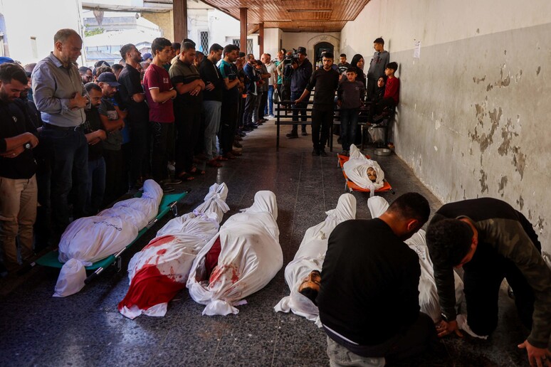 Al Jazeera, almeno 65 i morti nei raid di Israele su Gaza © ANSA/AFP