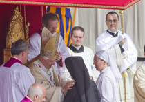 Papa Benedetto XVI (S) saluta suor Tobiana (C), per circa 27 anni al fianco del papa polacco, e Suor Marie Simon Pierre (D) durante la cerimonia di beatificazione in piazza San Pietro, Citta' del Vaticano